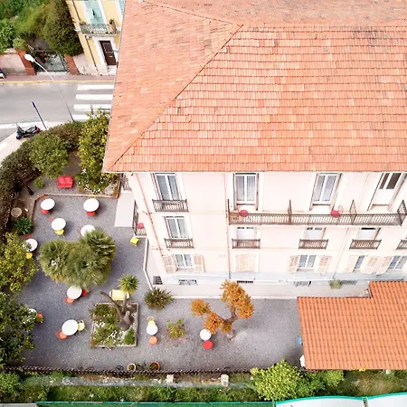 Lemon Hotel